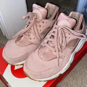 7.5 Huarachd run SD color is pink/ mushroom- sail ross particular/champignon